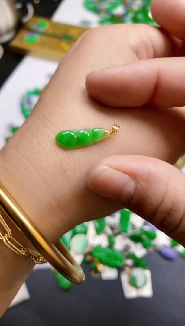 【闪购商品】翡翠颈饰18K金镶嵌吊坠