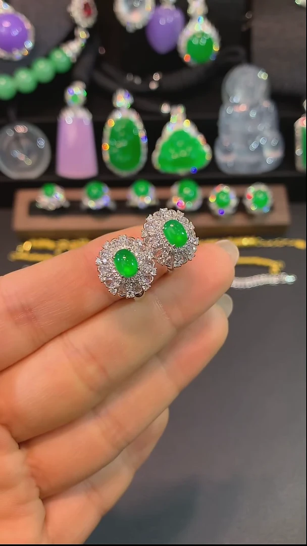 18K金镶嵌翡翠耳饰耳钉