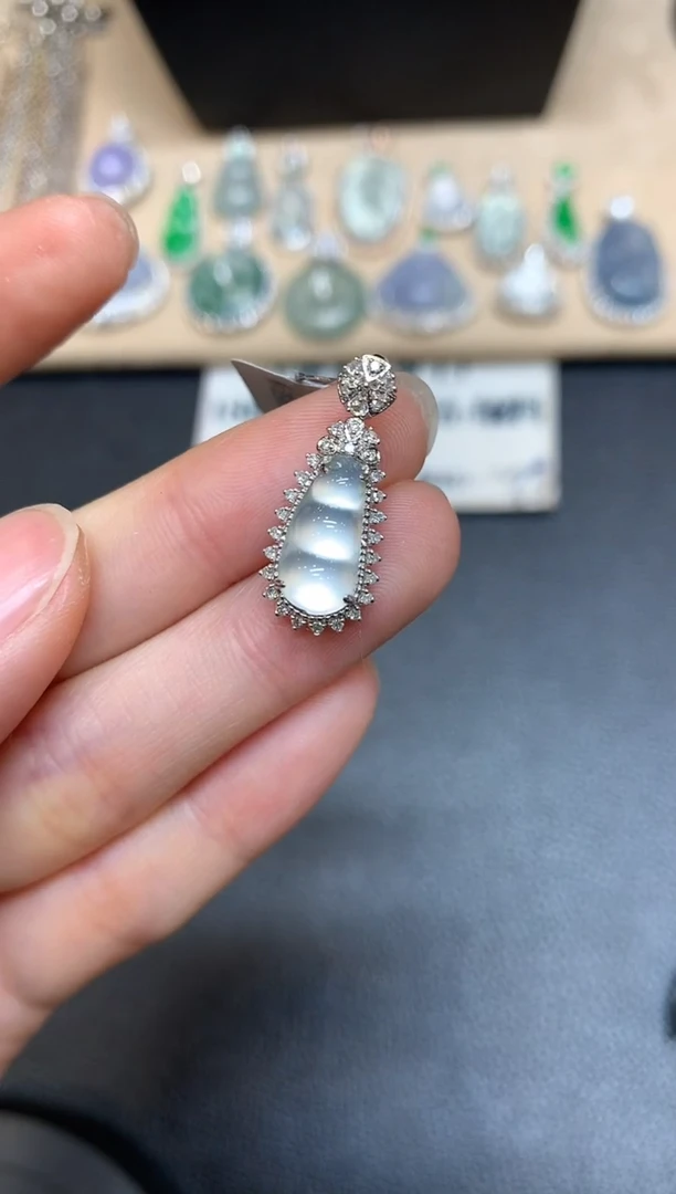 【闪购商品】翡翠颈饰18K金镶嵌福豆【无服务费