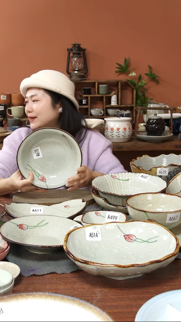 A675 一只手绘荷花黑点深盘22*5.5可能微瑕