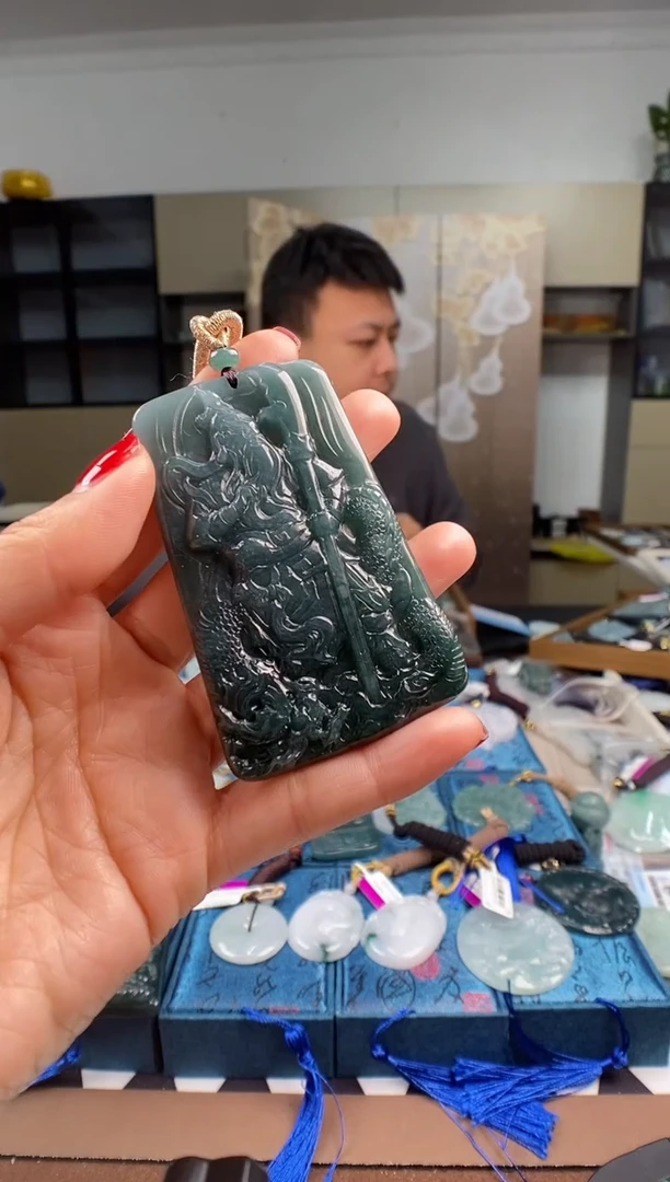 颈饰未镶嵌翡翠  多样性发其一