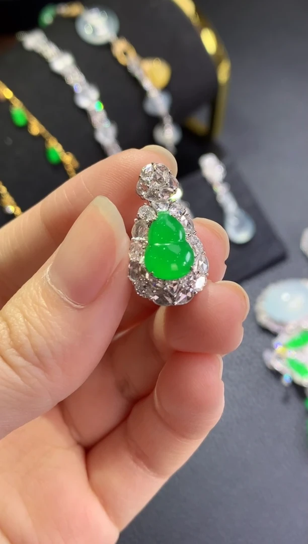 颈饰18K金镶嵌翡翠绿葫芦