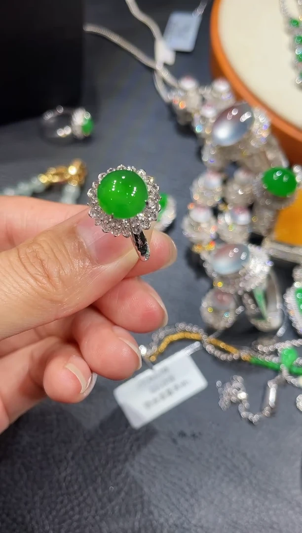 18K金镶嵌定制翡翠可*?蛋面