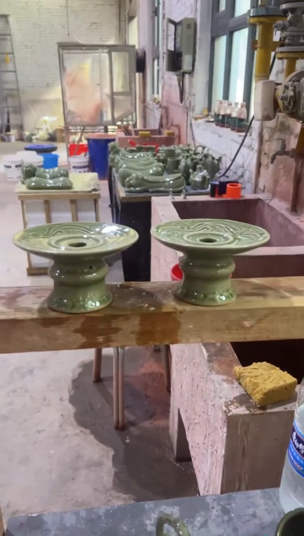 微瑕耀州窑青瓷海浪底座一对