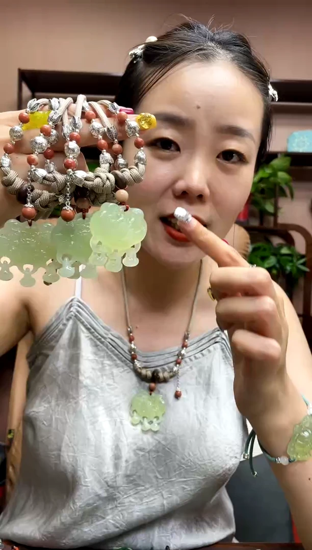 岫玉未镶嵌颈饰多样性发货发其中之一