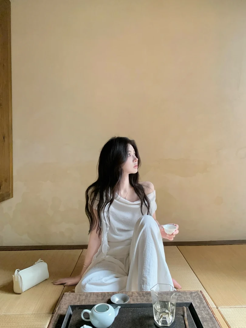 2025夏季新款韩系穿搭白色露肩短袖上衣搭配休闲裤时尚两件套装女