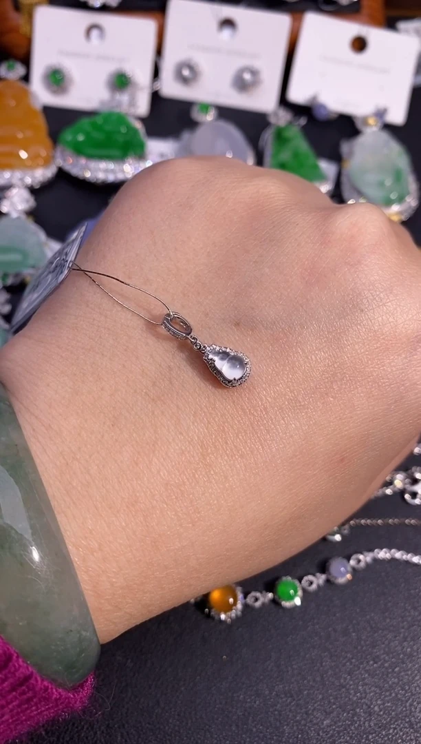 【闪购商品】翡翠吊坠(不含链)18K金镶嵌吊坠