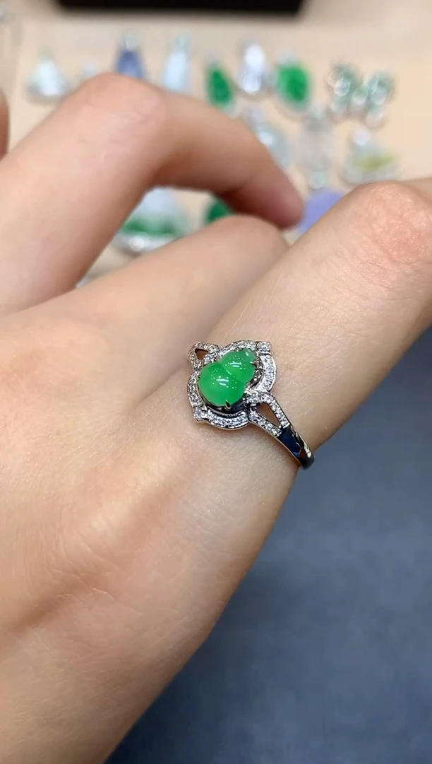 18K金镶嵌戒指翡翠葫芦【无服务费