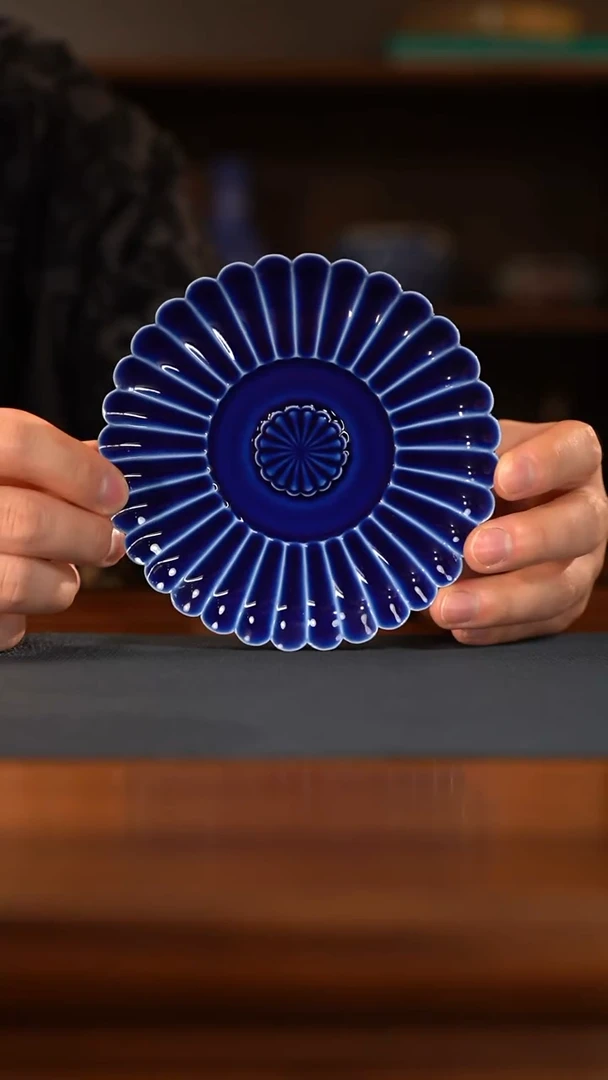 贫****?盛古珍玩 霁蓝釉菊瓣杯托