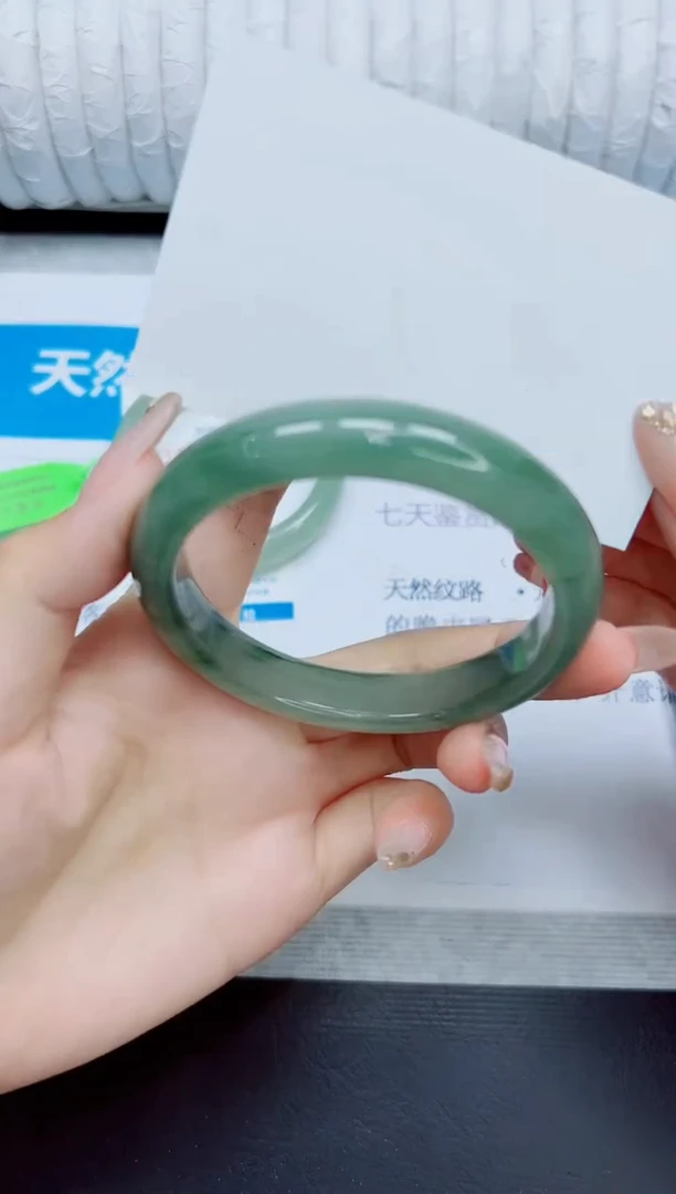 石英质玉手镯未镶嵌124/60.4