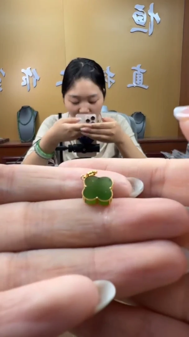 颈饰18K金镶嵌和田玉挂件