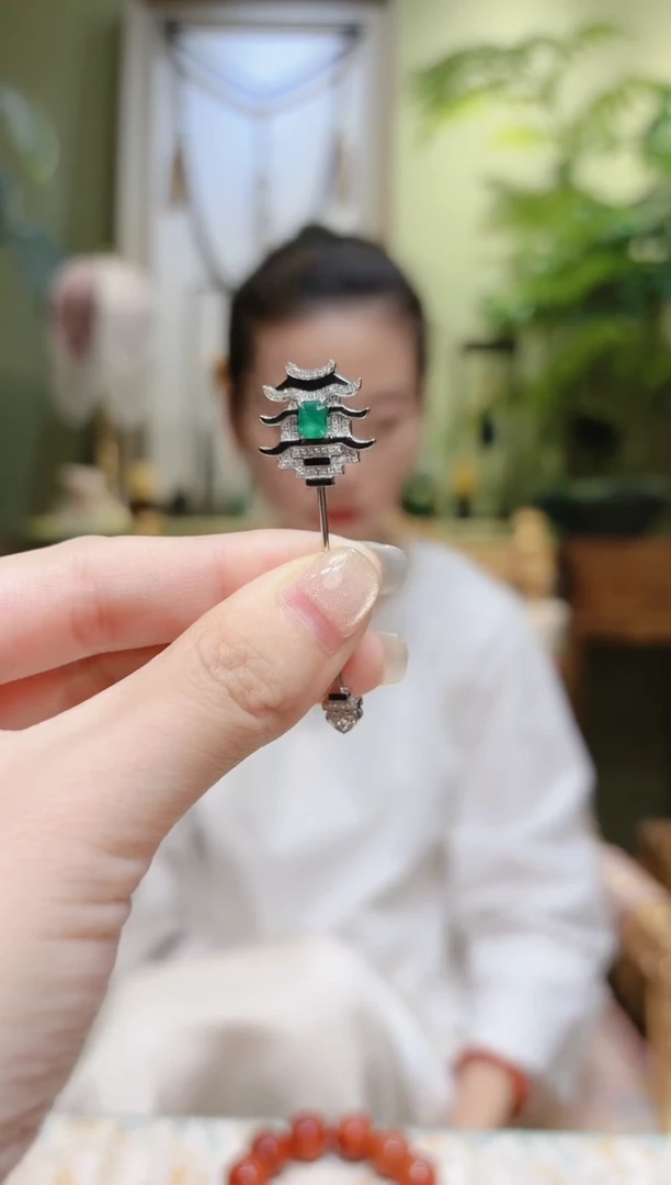 【闪购商品】祖母绿胸针18K金镶嵌祖母绿胸针