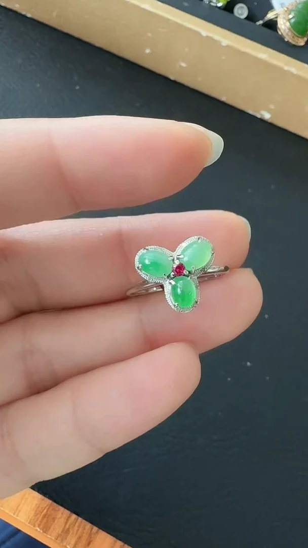 18K金镶嵌戒指翡翠荣倩