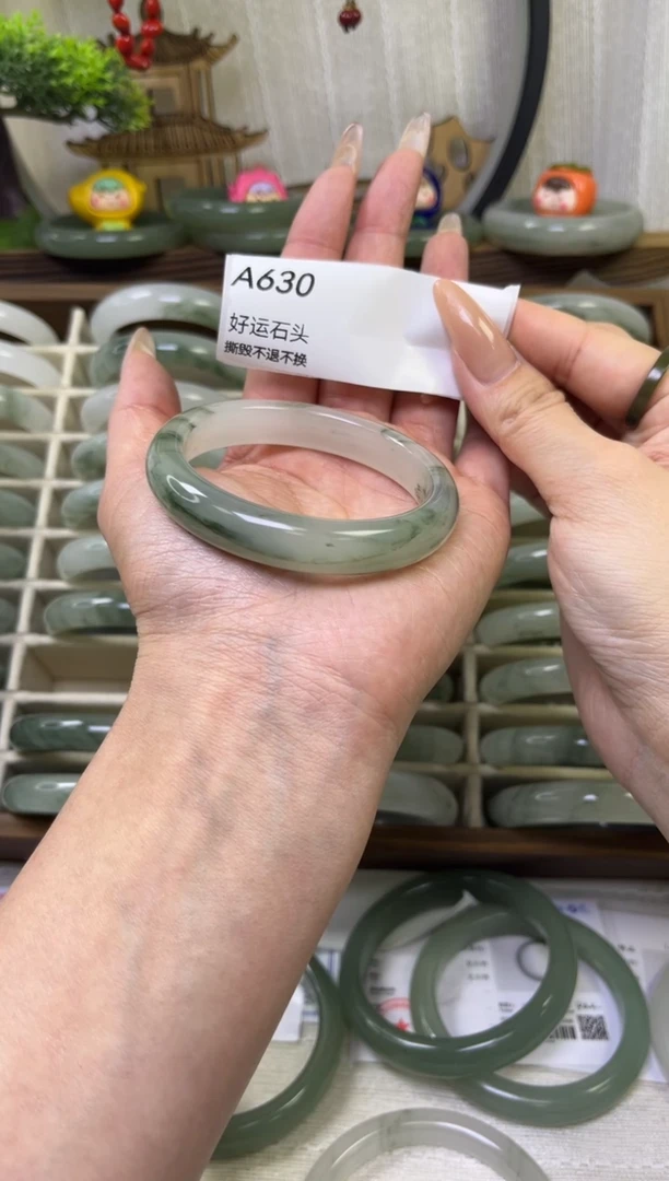 未镶嵌手镯石英质玉微瑕630