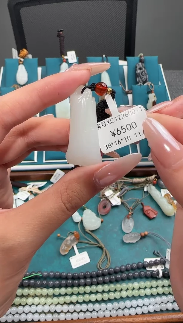 颈饰未镶嵌和田玉吊坠 XC