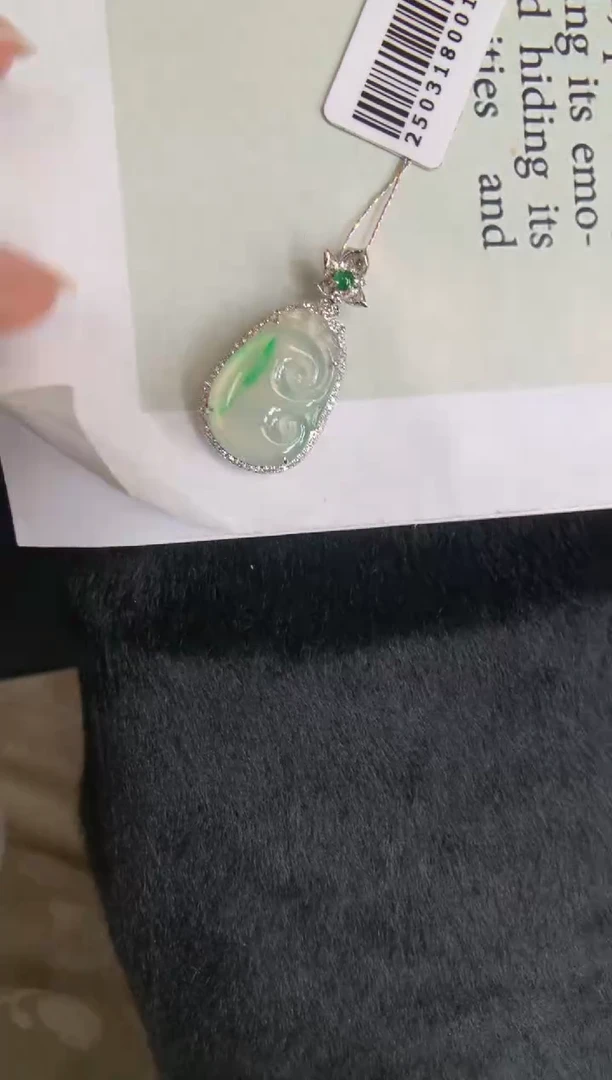 翡翠18K金镶嵌颈饰如意