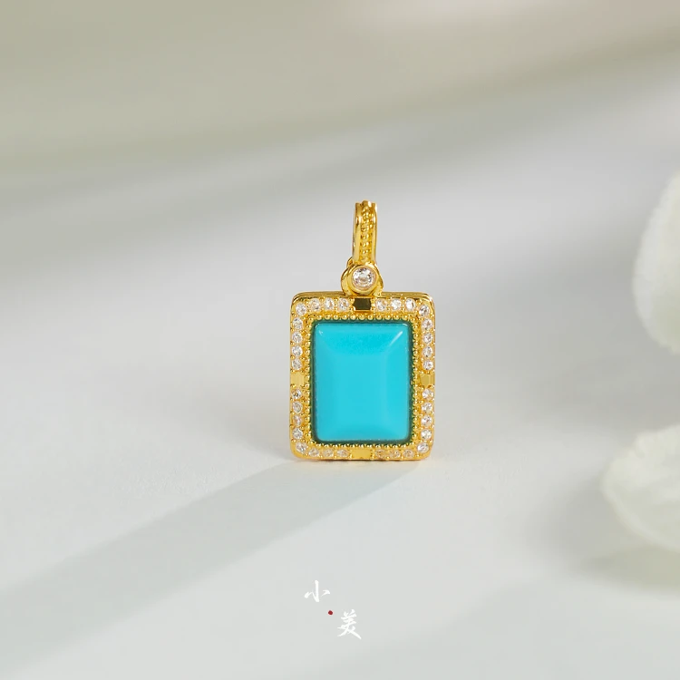 18K金美松方形吊坠（多样性发货）G81077