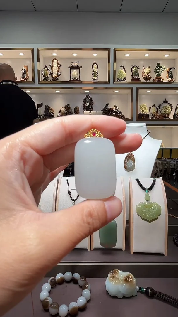 和田玉18K金镶嵌颈饰苏