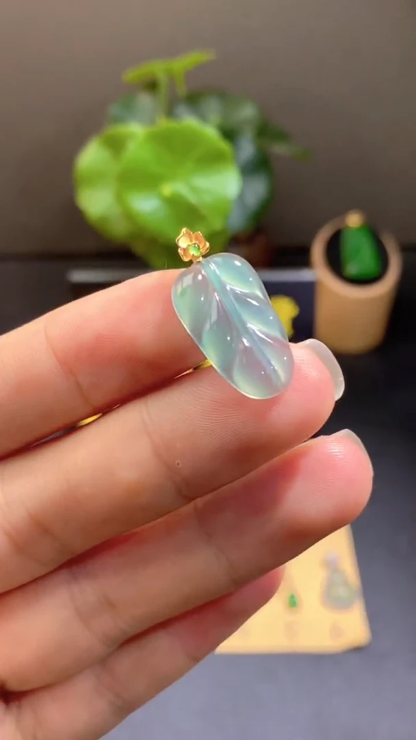 颈饰18K金镶嵌翡翠翡翠A货