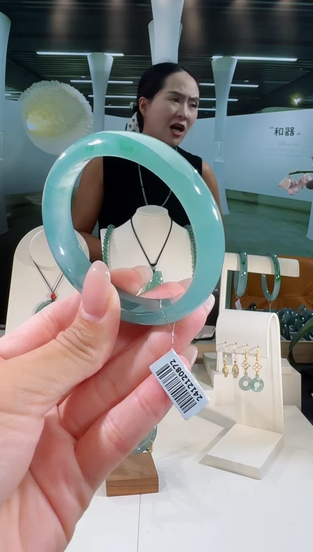 翡翠手镯未镶嵌55圈