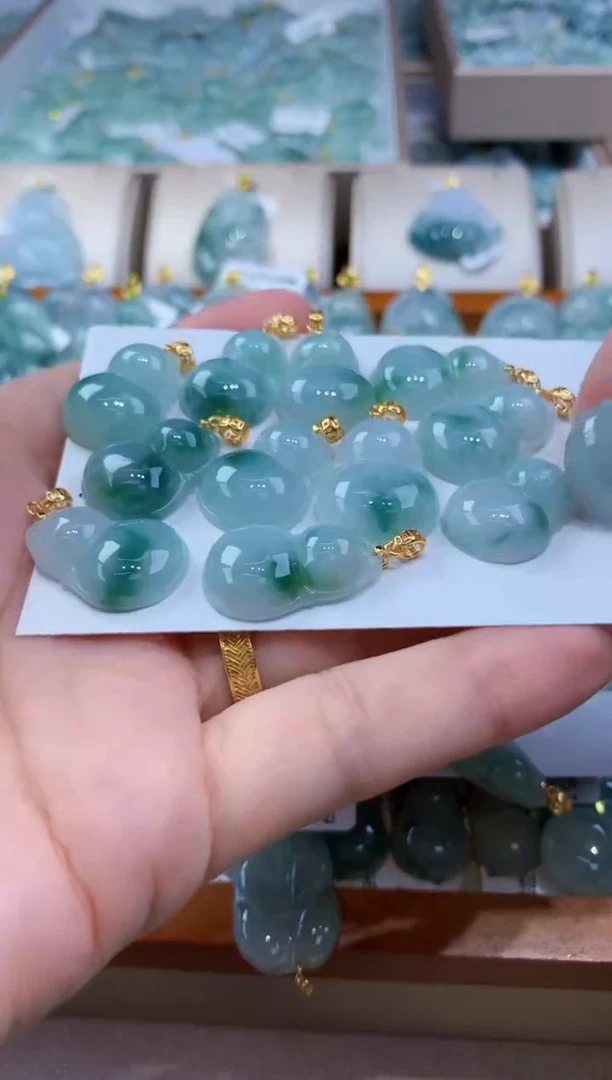 翡翠未镶嵌颈饰多样性发其一件
