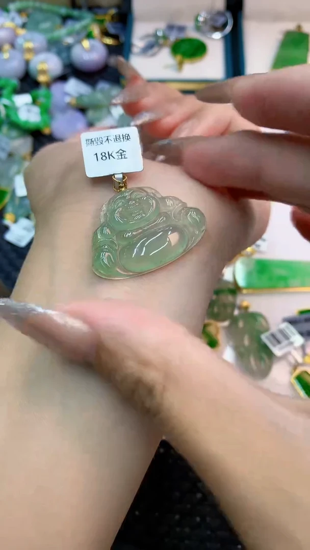 颈饰18K金镶嵌翡翠1
