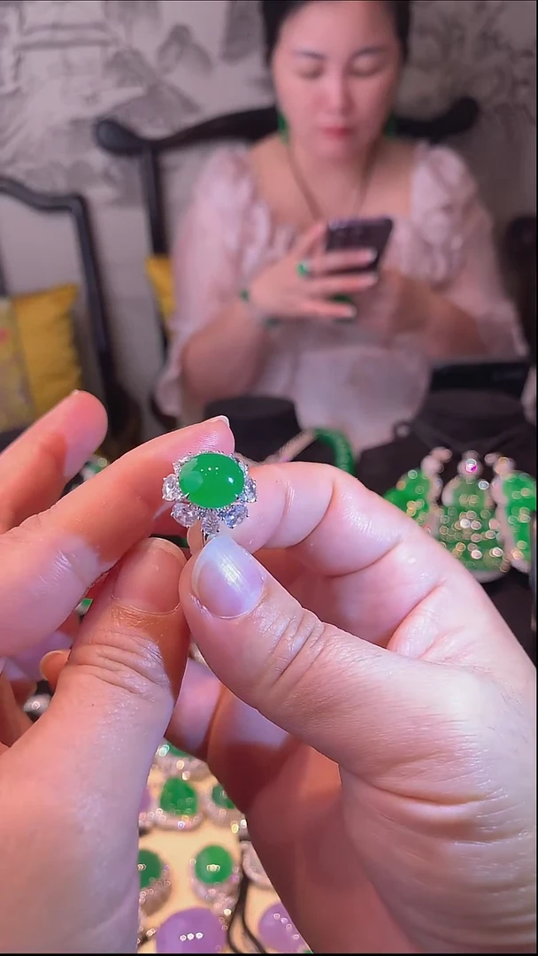 18K金镶嵌戒指翡翠戒指