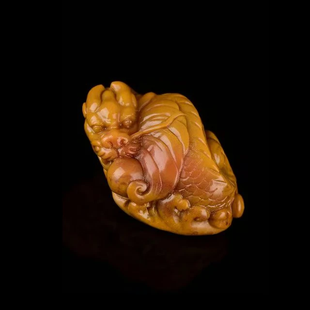 国石/老矿结晶掘性鹿目田鳌鱼戏珠把件（冯志杰）/大师雕/ST1540
