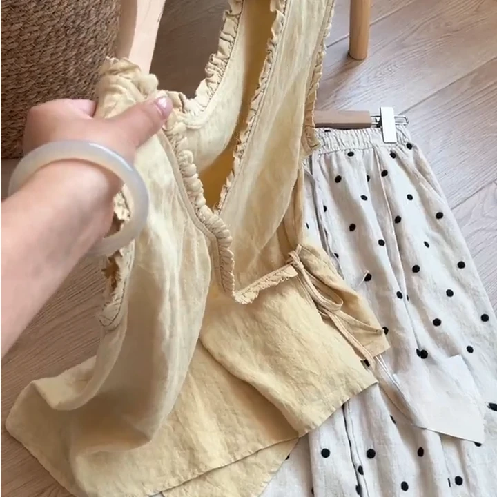 ‘奶黄背心’韩版百搭小众V领木耳边显瘦简约无袖背心C5466