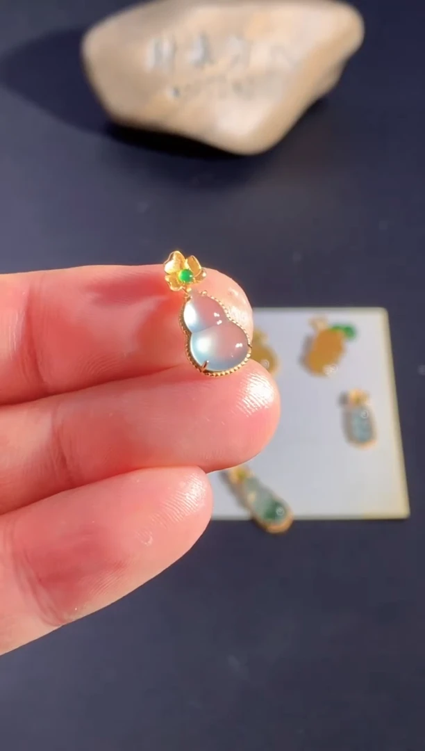 颈饰18K金镶嵌翡翠