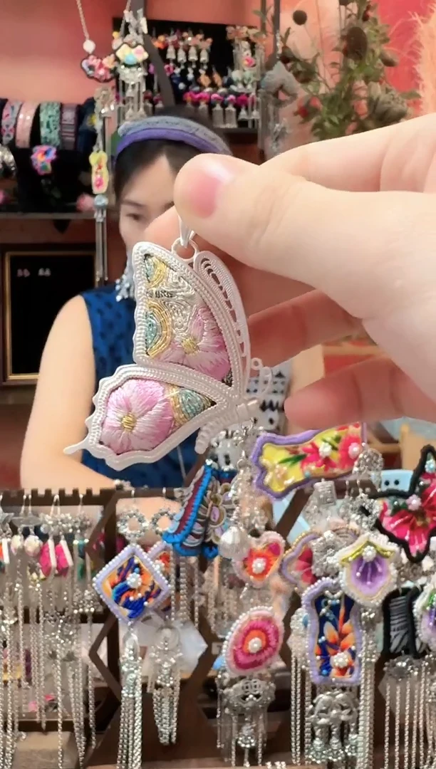 织绣云织谣民族风精美饰品   384