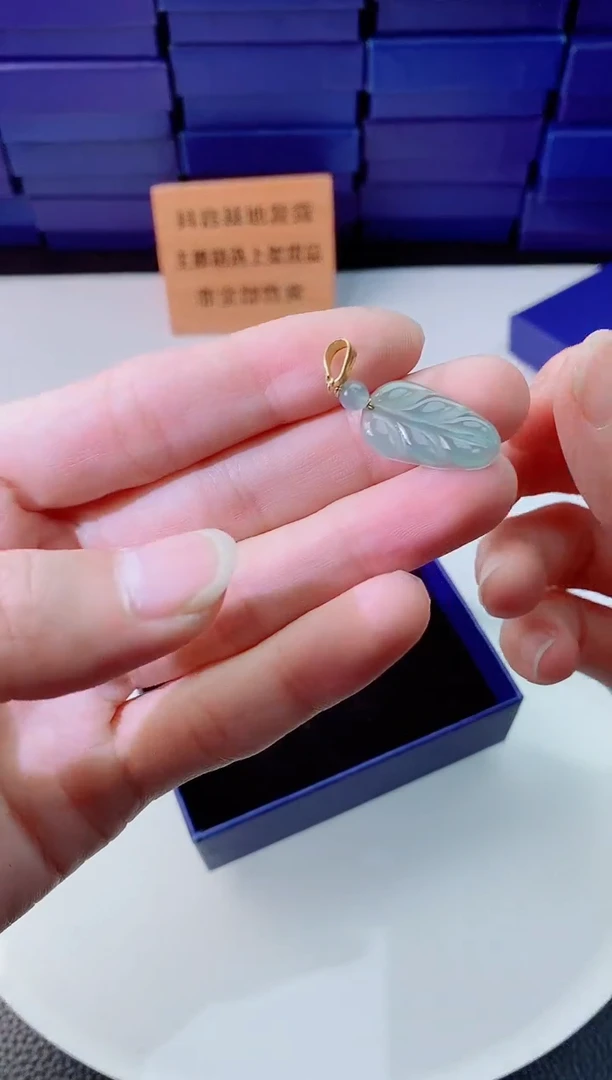 翡翠未镶嵌颈饰1