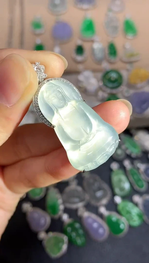 颈饰18K金镶嵌翡翠观音【无服务费