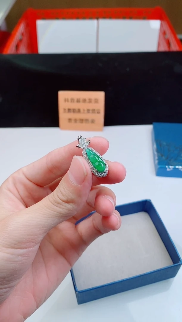颈饰未镶嵌翡翠   ·