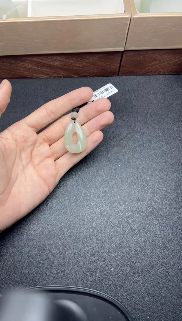 吊坠(赠链)未镶嵌和田玉鸿***照且末微色差近矿吊坠