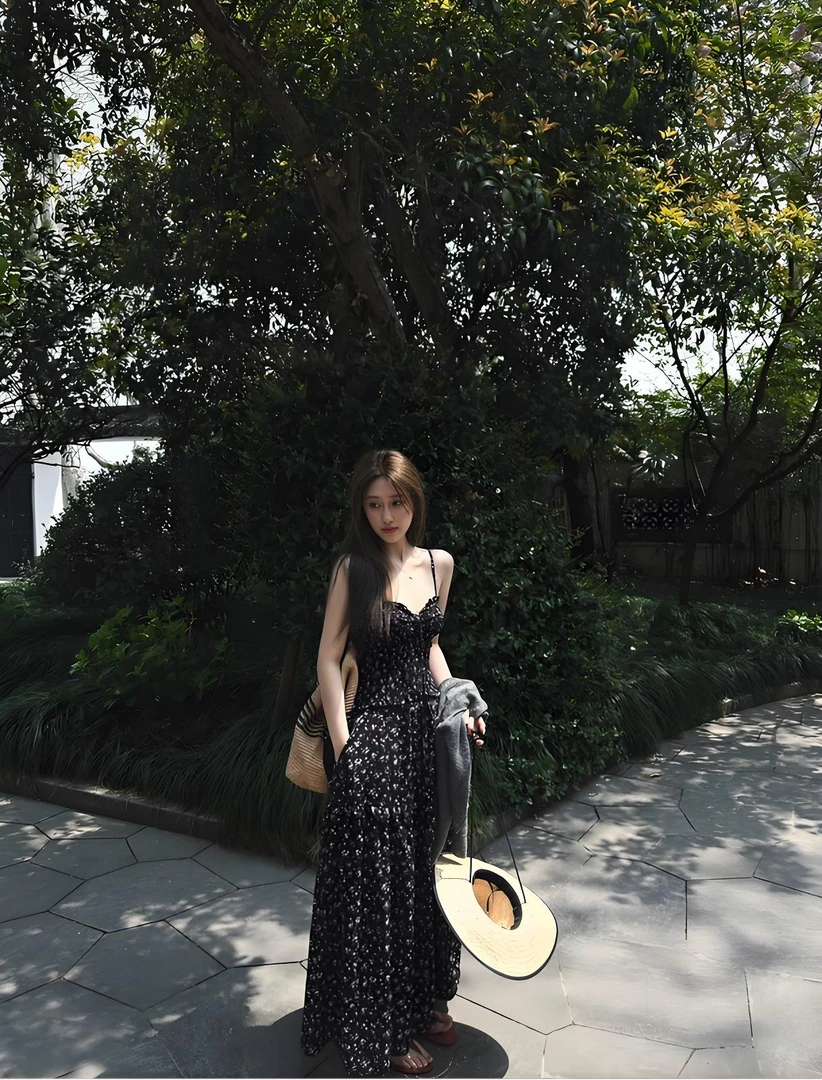 韩版简约碎花吊带连衣裙女2025夏季新款法式收腰显瘦温柔风长裙子