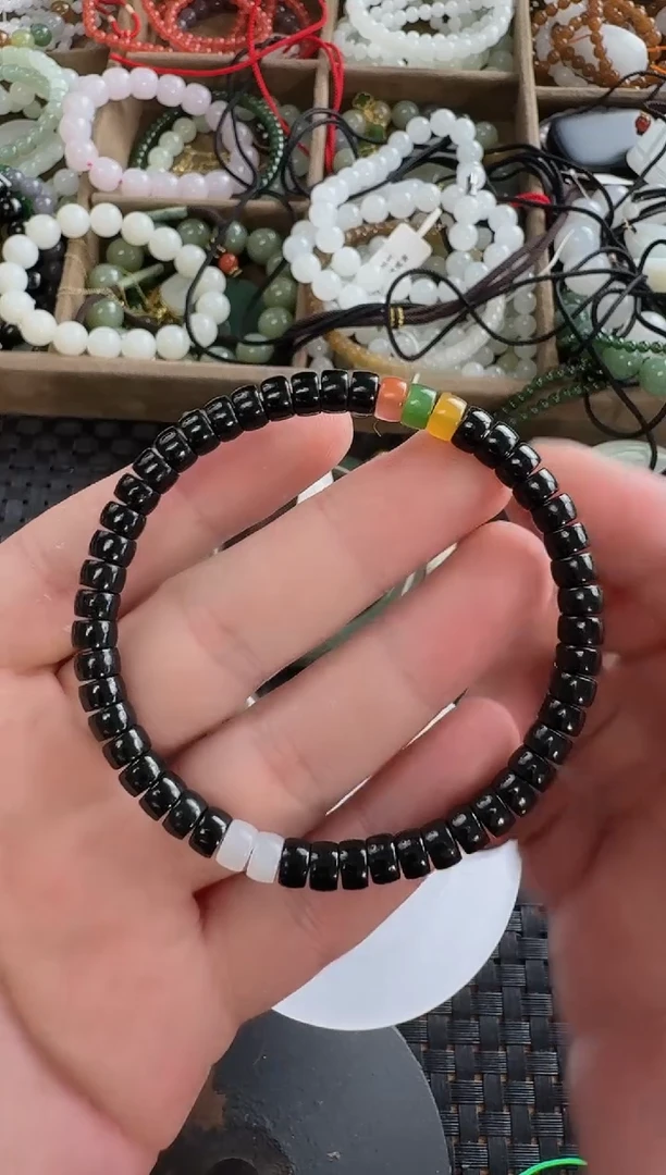 和田玉未镶嵌颈饰黑青药片