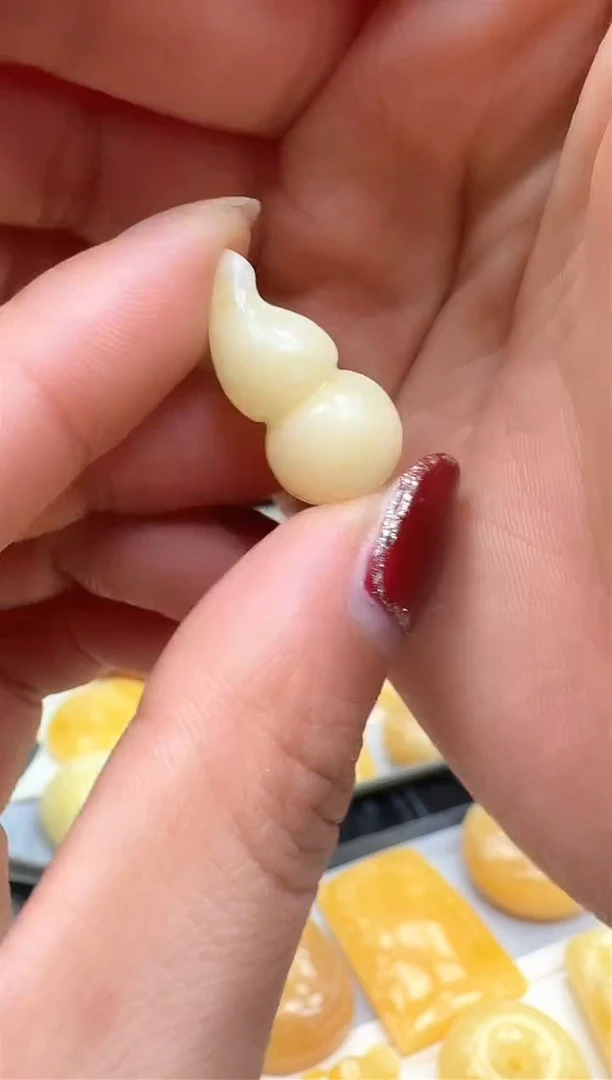 【闪购商品】琥珀裸石未镶嵌葫芦