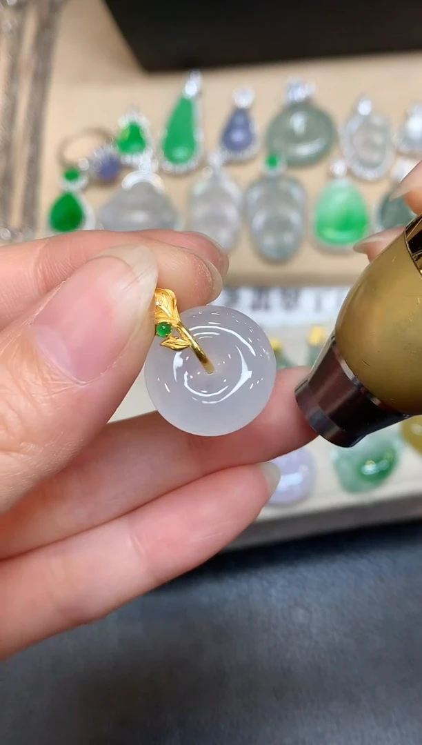 颈饰18K金镶嵌翡翠平安扣【无服务费