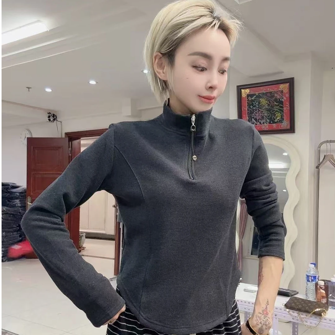 流行款深灰色立领半拉链卫衣