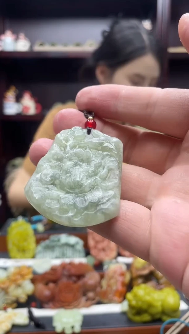 岫玉未镶嵌吊坠·