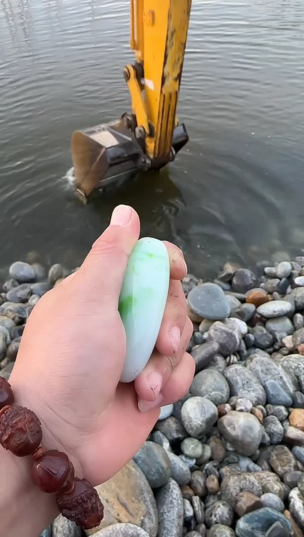 颈饰未镶嵌和田玉（糖玉）1