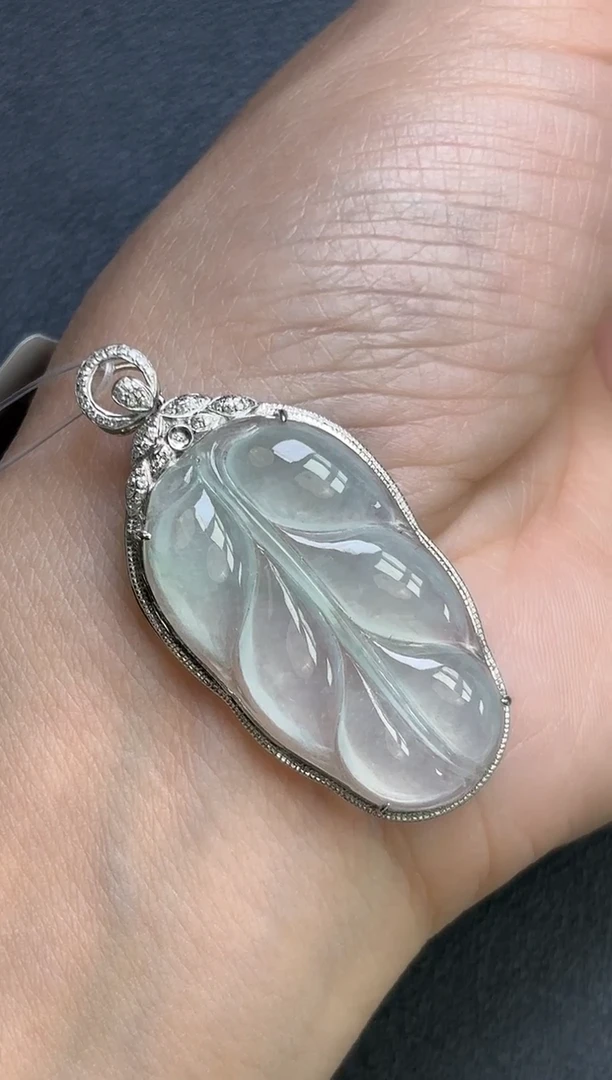 颈饰18K金镶嵌翡翠叶子