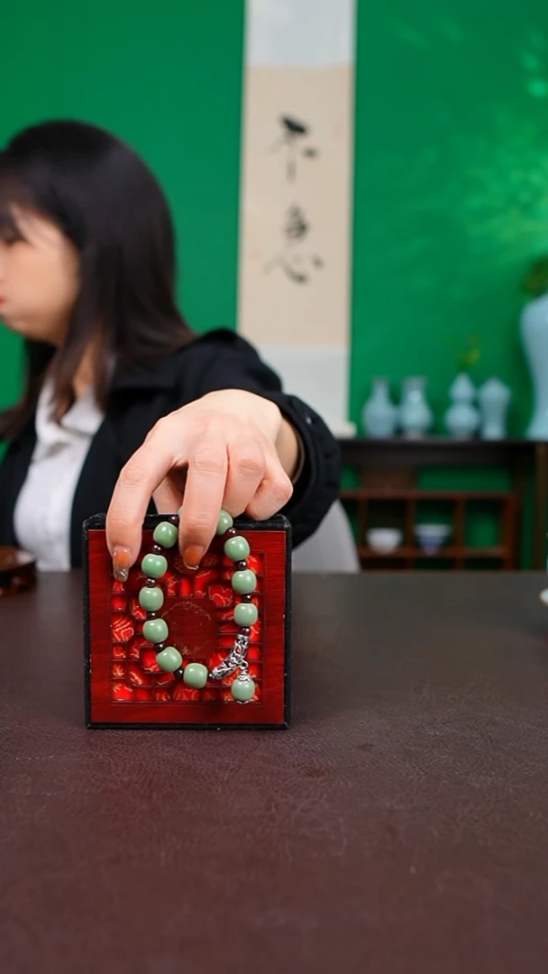 一级豆绿小手串 带礼盒
