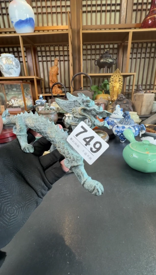 摆件莫****声中古物品，谨慎参拍。