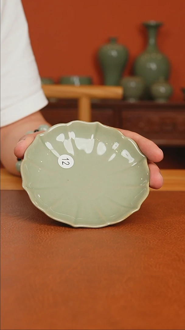越窑秘色瓷六莲瓣花口小盘二级品