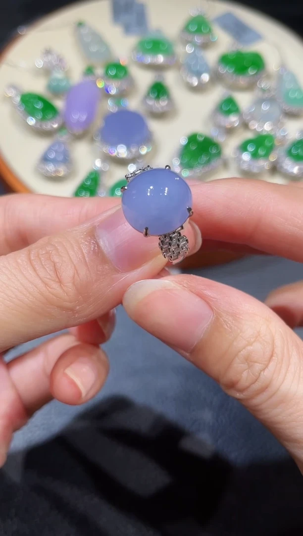 18K金镶嵌戒指翡翠紫蛋面