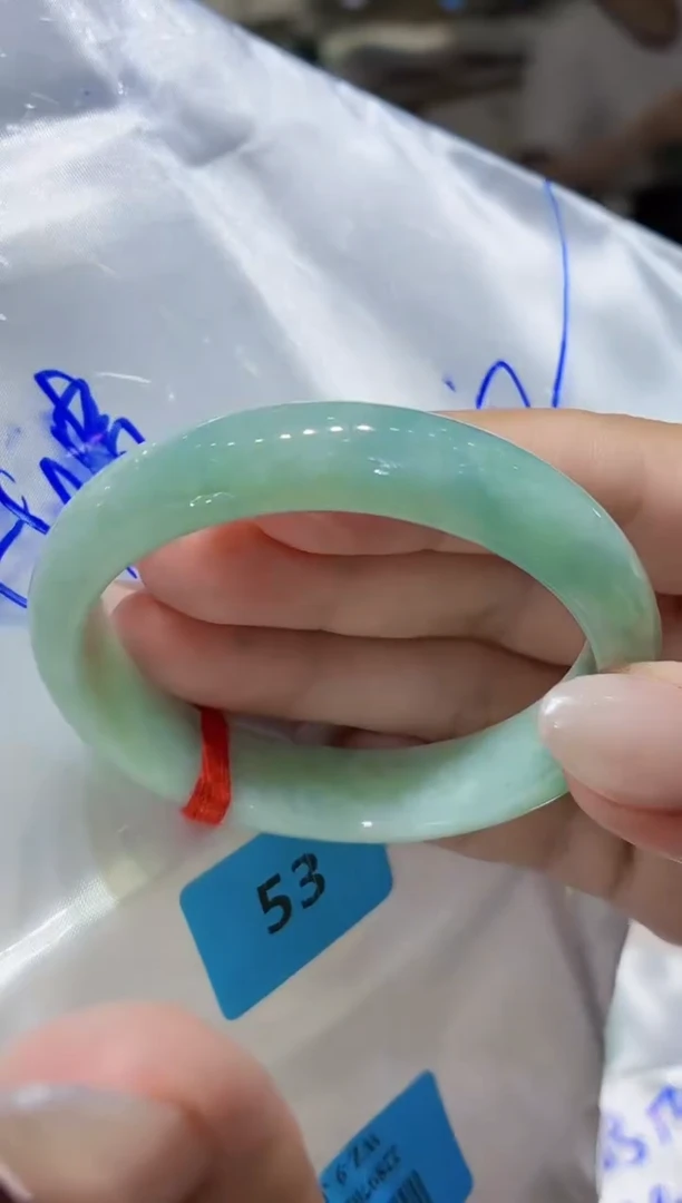 翡翠手镯未镶嵌翡翠手镯