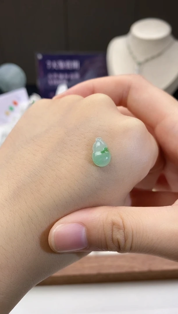 翡翠未镶嵌颈饰葫芦