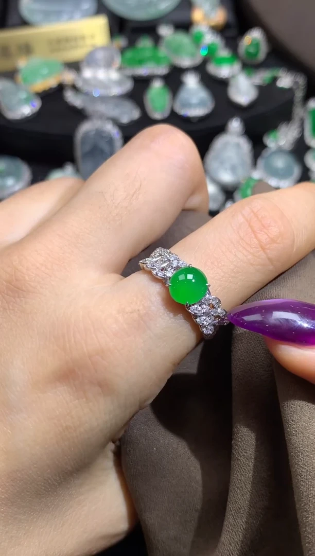 颈饰18K金镶嵌翡翠翡翠戒指